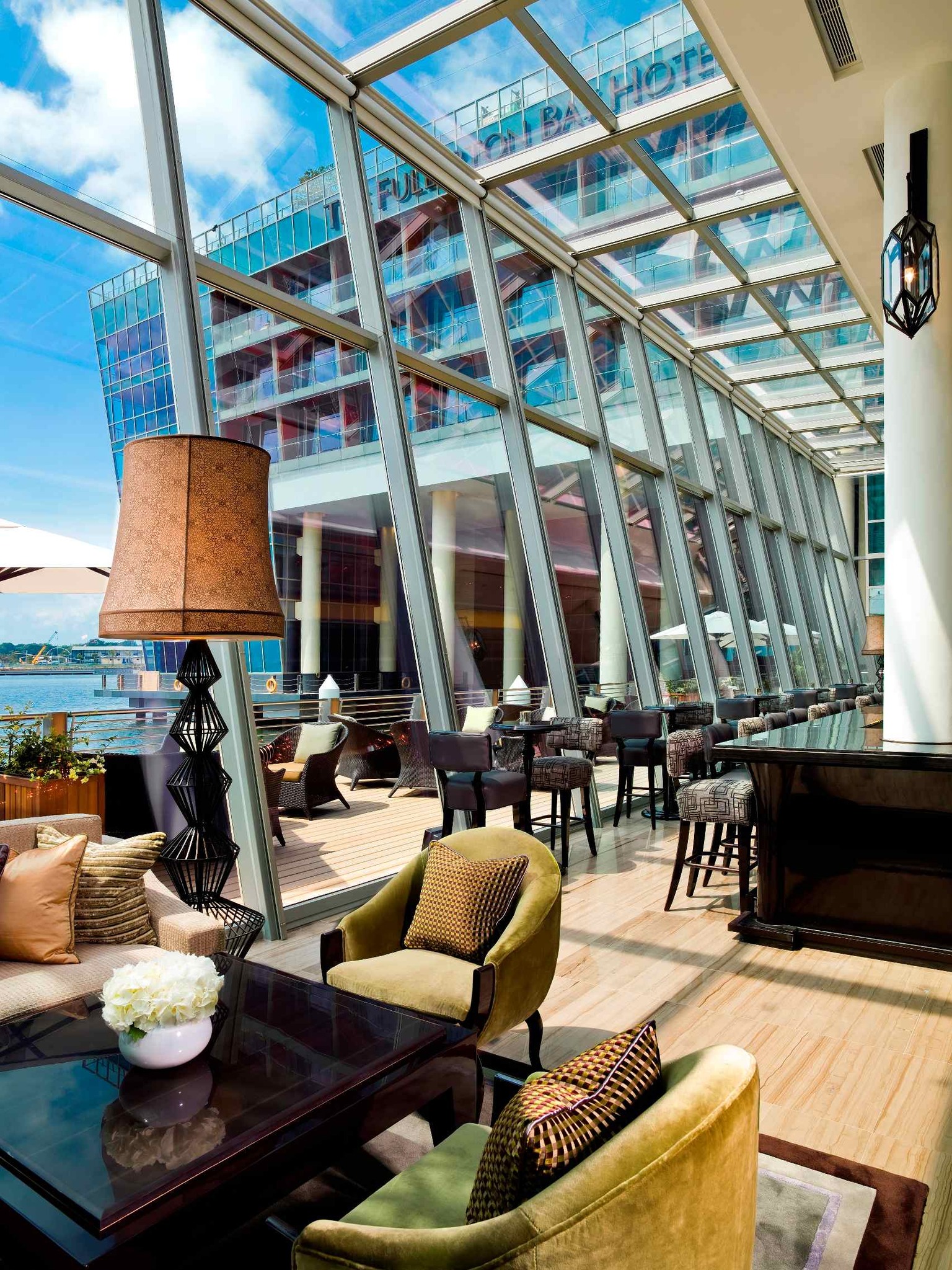 アフタヌーンティーの会場「The Landing Point」にいるスタッフへバウチャーをご提示ください